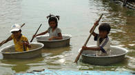 Счастливое детство камбоджийских ребят из деревни на озере