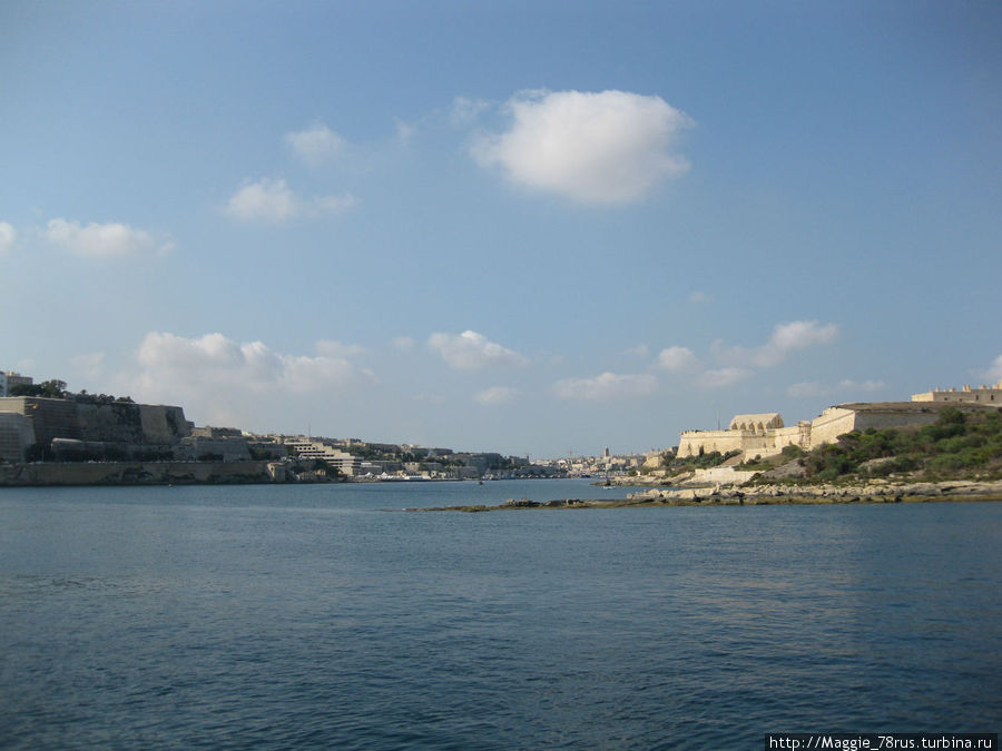 Справа Слима, слева Валлетта, между этими 2 городами курсирует водное такси Остров Мальта, Мальта