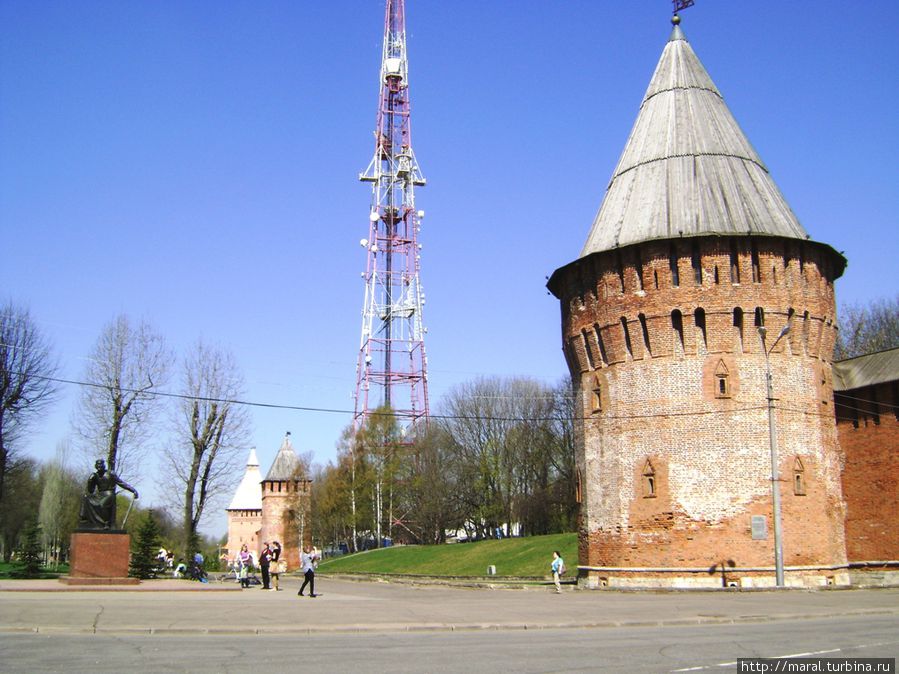 Памятник Фёдору Коню установлен возле Громовой башни, вдали видны башня Бублейка и Копытенские ворота Смоленск, Россия