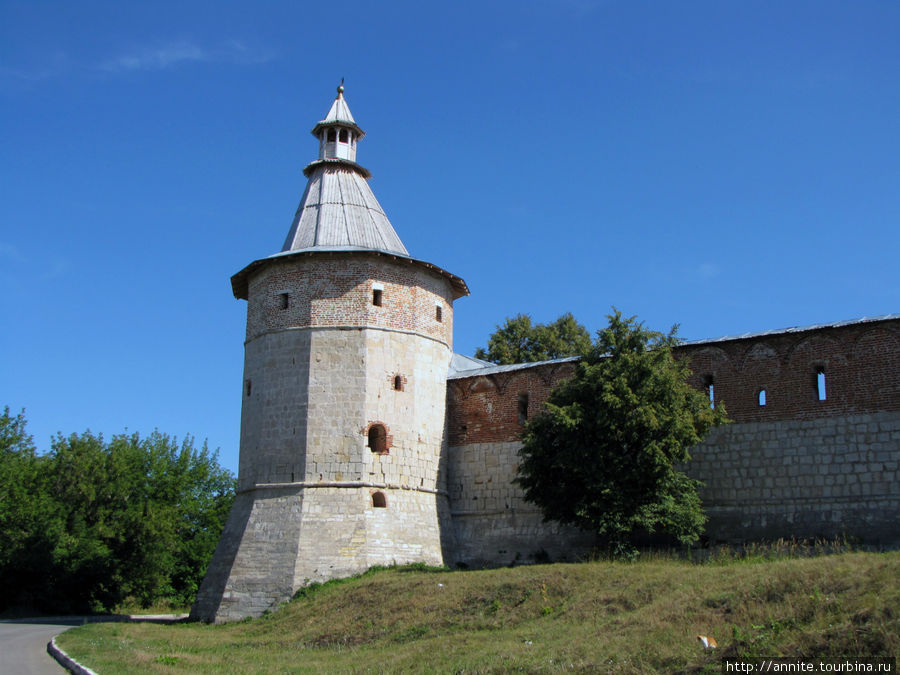 Старая караульная башня и прясло стены. Зарайск, Россия