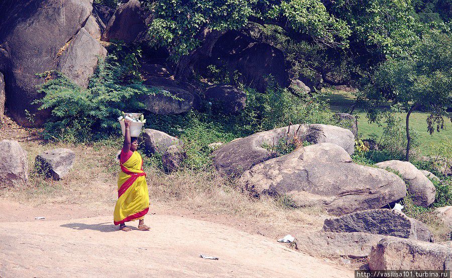 Мамаллапурам - гранитный холм с храмами и барельефами Мамаллапурам, Индия