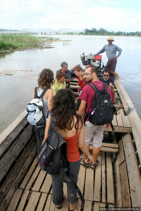 Туристы на лодке Мандалай, Мьянма