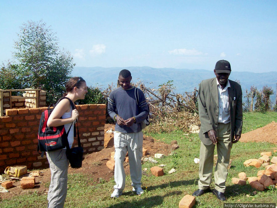 Эрика нашла общий язык с Дунканом и прорабом стройки Бафунда, Уганда