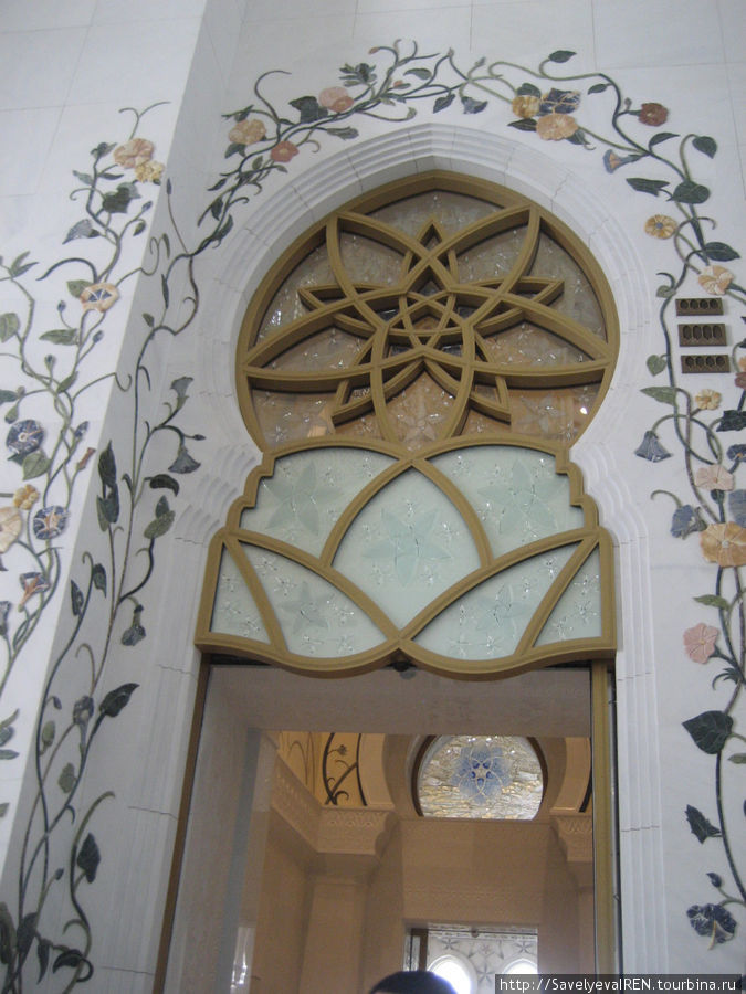 Холл между молельными залами — основным, мужским, и женским. Абу-Даби, ОАЭ