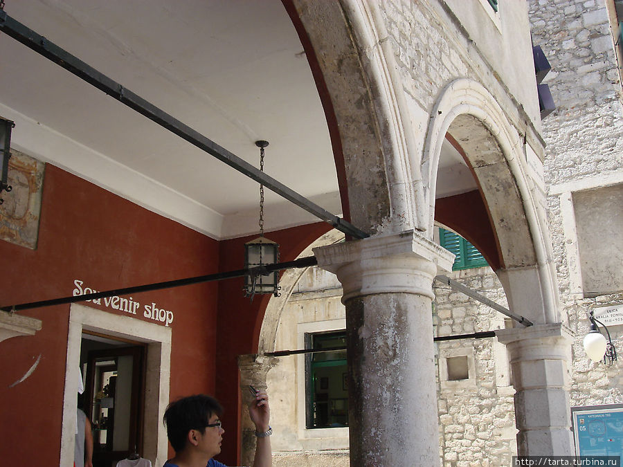 Туристы никогда не останутся без сувениров Шибеник, Хорватия