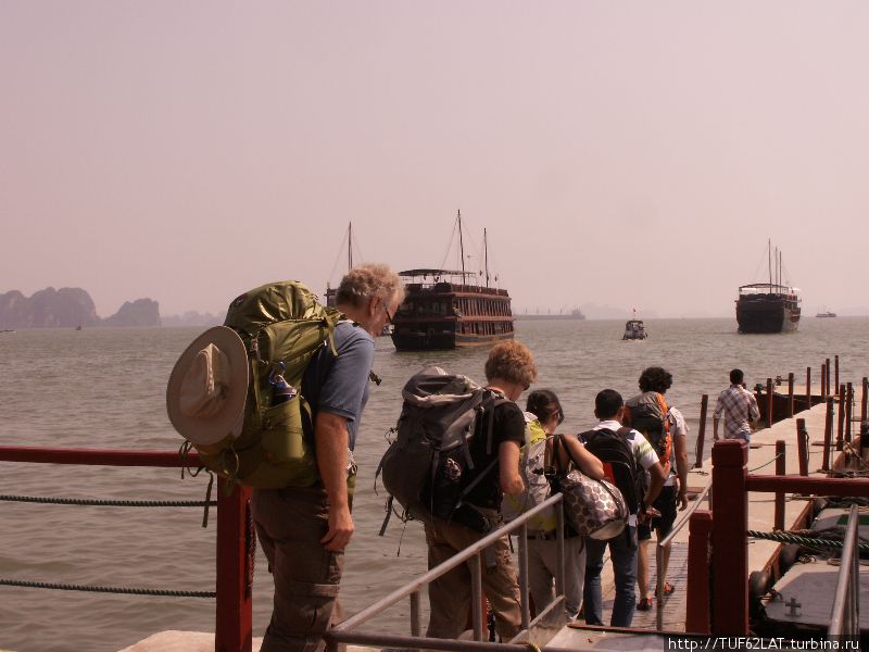 Вперед на борт Халонг бухта, Вьетнам