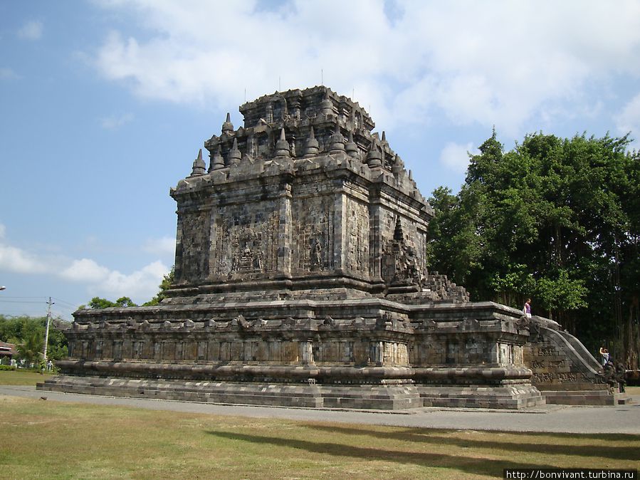 Храм Мендут