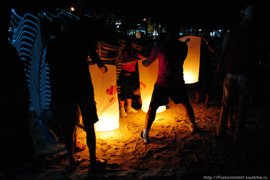 Такие фонарики запускают по всему пляжу Пхукет, Таиланд
