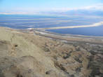 Панорама Мёртвого моря. Эта его часть является промышленными бассейнами заводов  Мёртвого моря.
Вдалеке — более высокие горы Моав (это уже Иордания), с застрявшими на вершине облаками.