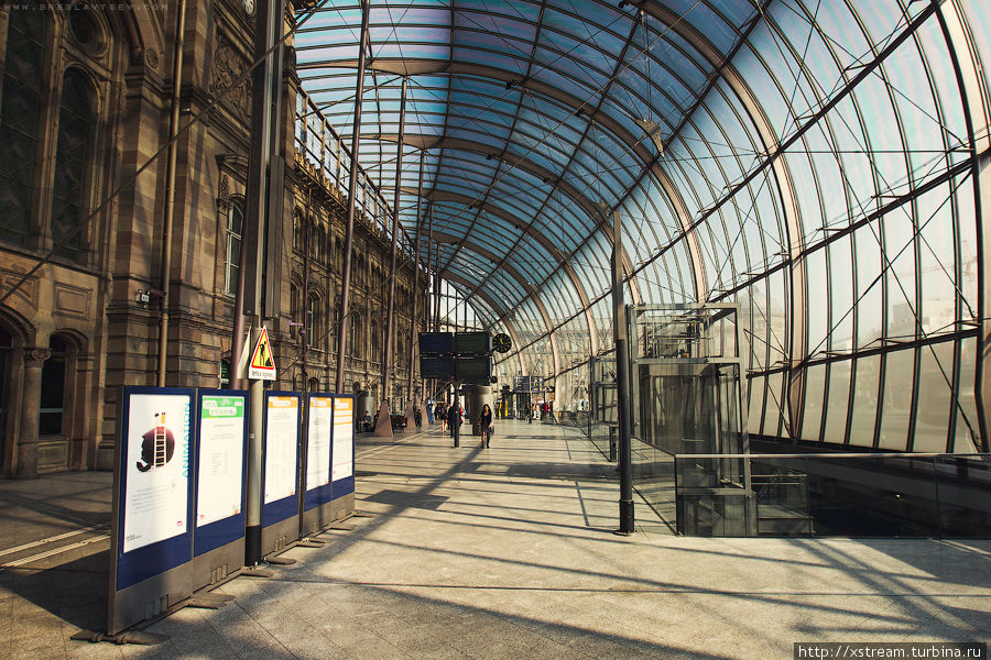 Старое здание вокзала накрыли стеклянным куполом. Получилось интересно и современно. Страсбург, Франция