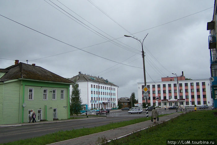 Гостиница и администрация на центральной площади Харовска Харовск, Россия