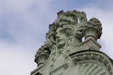 Лепные украшения скульптора Ладислава Шалоуна на здании Института Гёте (первоначально — банк). 1905 г. Архитектор Иржи Стибрал.