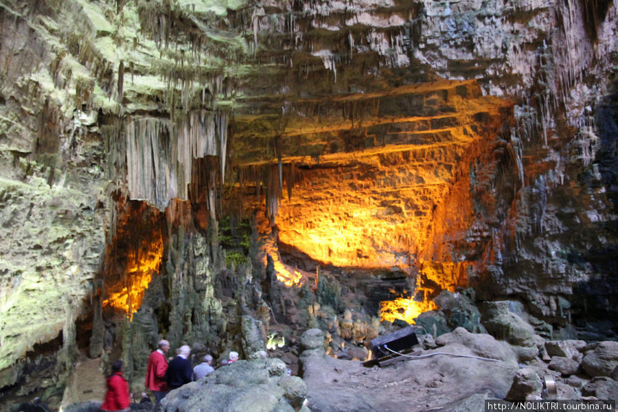 Считается,  что  созданием этой уникальной пещеры мы обязаны простой дождевой воде , которая на протяжении многих веков проникая  под землю  вымывала пространство для русла подземной реки... Кастеллана-Гротте, Италия