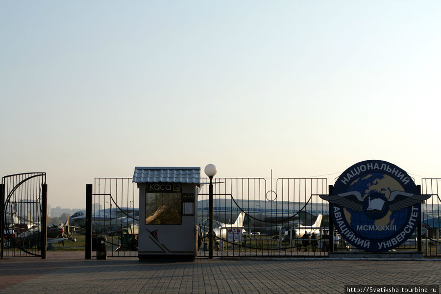 Вход в музей авиации Киев, Украина