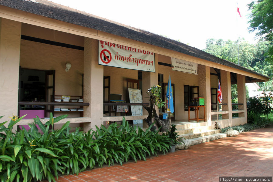 Маленький музей в Центре для посетителей лесопарка Тхамла Мае-Хонг-Сон, Таиланд