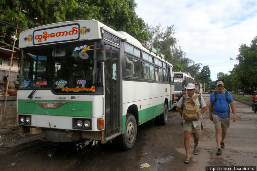 Современные городские автобусы уже появляются на улицах Мандалая, постепенно вытесняя английские раритеты Мандалай, Мьянма