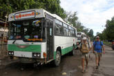 Современные городские автобусы уже появляются на улицах Мандалая, постепенно вытесняя английские раритеты