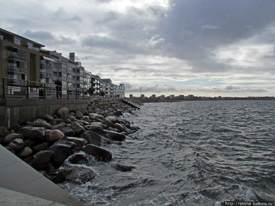 ... налево посмотришь — море и камни Мальмё, Швеция