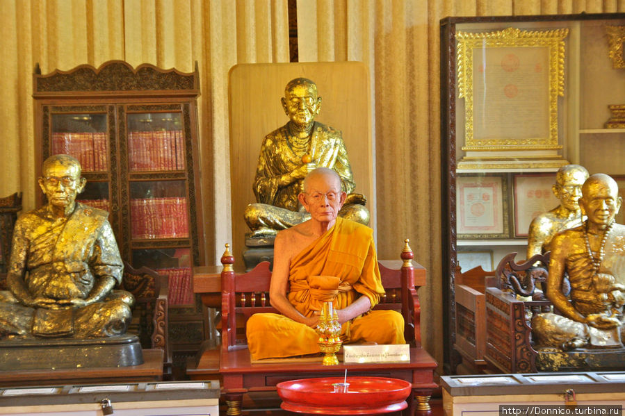 Почему буддистские монахи бреют на голове волосы? Луанг-Прабанг, Лаос