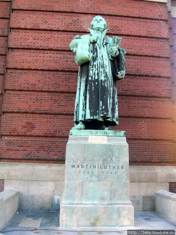 Статуя Мартина Лютера Гамбург, Германия
