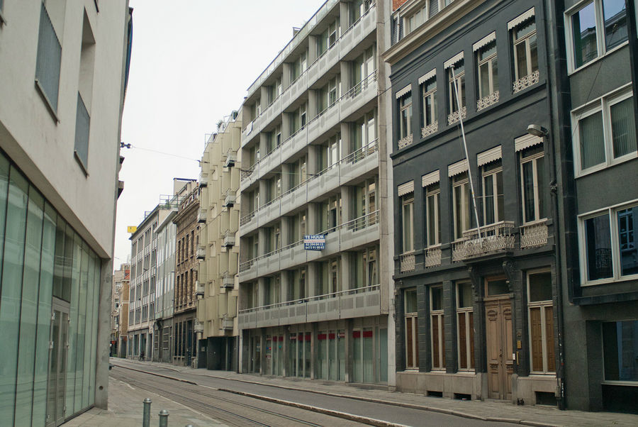 Многие улицы полностью состоят только из современных домов, которые сами по себе не так уж плохи, но уступают по уюту и колориту своим предкам. Антверпен, Бельгия