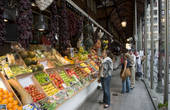 На рынке Сан Мигель можно не только закупить, но и знатно закусить всего: рыбы, мяса, сладостей, фруктов. Ну и, конечно, отпробовать вина