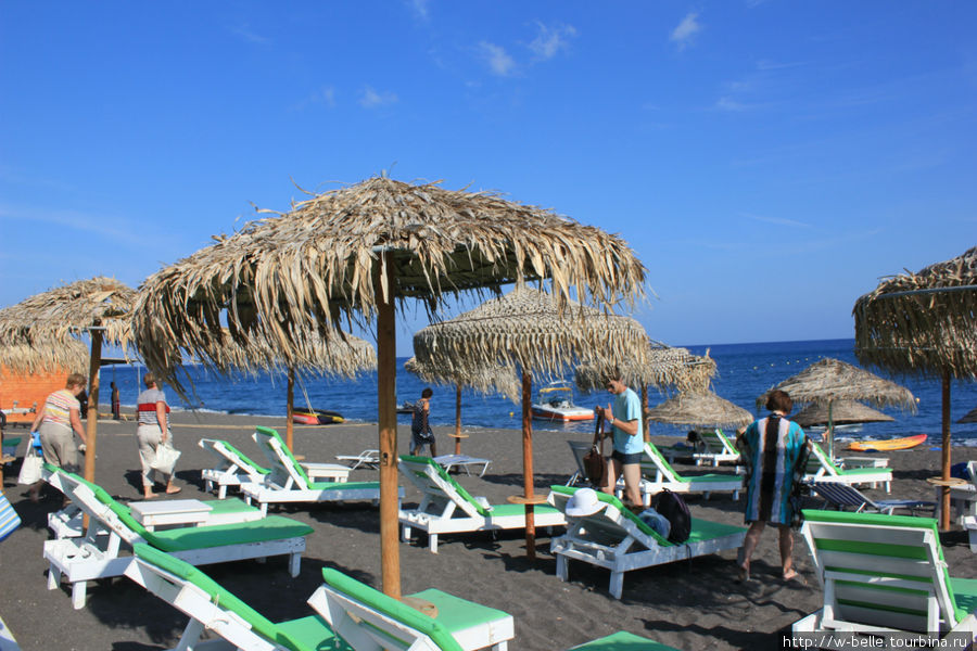 Камари — это самый знаменитый пляж на Санторини. Здесь нам дали часик порезвиться. Остров Санторини, Греция