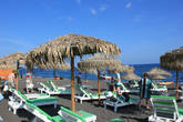 Камари — это самый знаменитый пляж на Санторини. Здесь нам дали часик порезвиться.