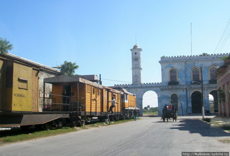 Стоит поезд вдоль дороги, цистерны, вагоны… в вагонах походу живут. Карденас, Куба