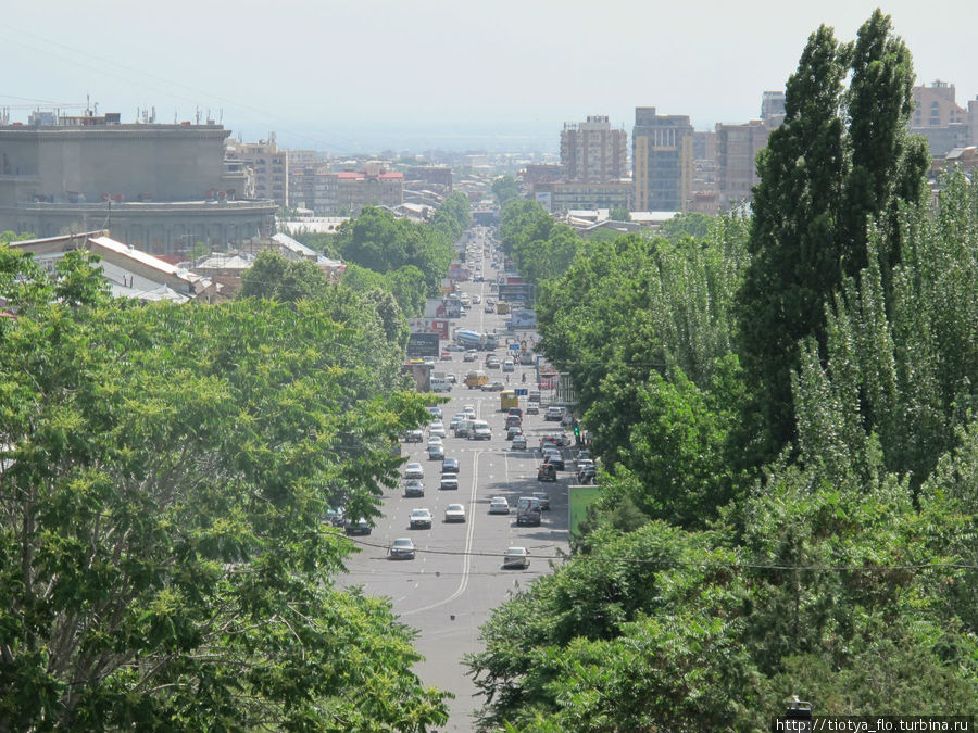 вид на проспект Месропа Маштоца Ереван, Армения