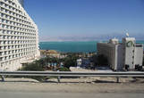 Напоследок несколько снимков Мёртвого моря и оазисов возле отелей. Солнце светит так ярко, и краски вокруг не дают поверить, что на улице — январь