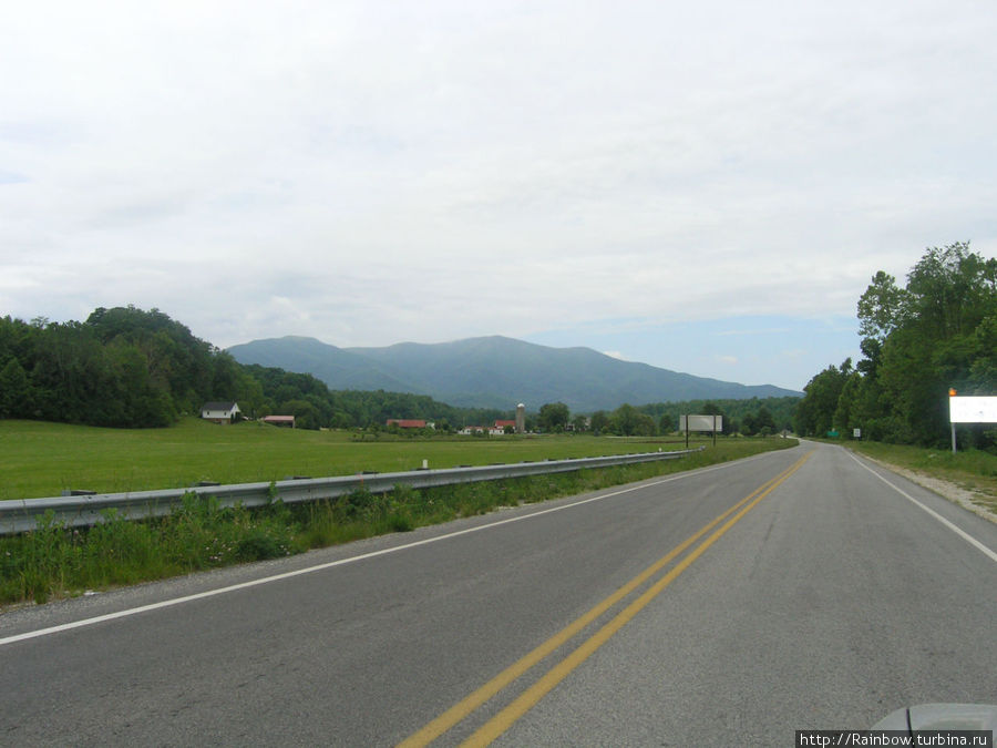 Обыкновенная дорога штата с обыкновенными холмами. Штат Вирджиния, CША