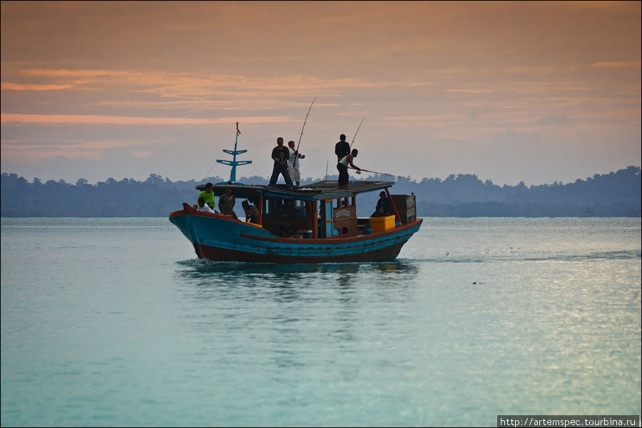 Однажды вечером к нашему острову приплыли любители рыбалки из столицы Суматры, Медана. Суматра, Индонезия