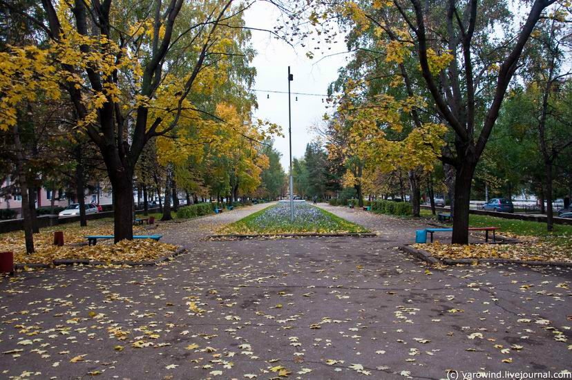 Вид на центральную аллею города Октябрьский, Россия