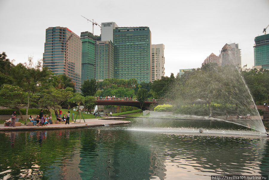 Парк около башен Петронас Куала-Лумпур, Малайзия