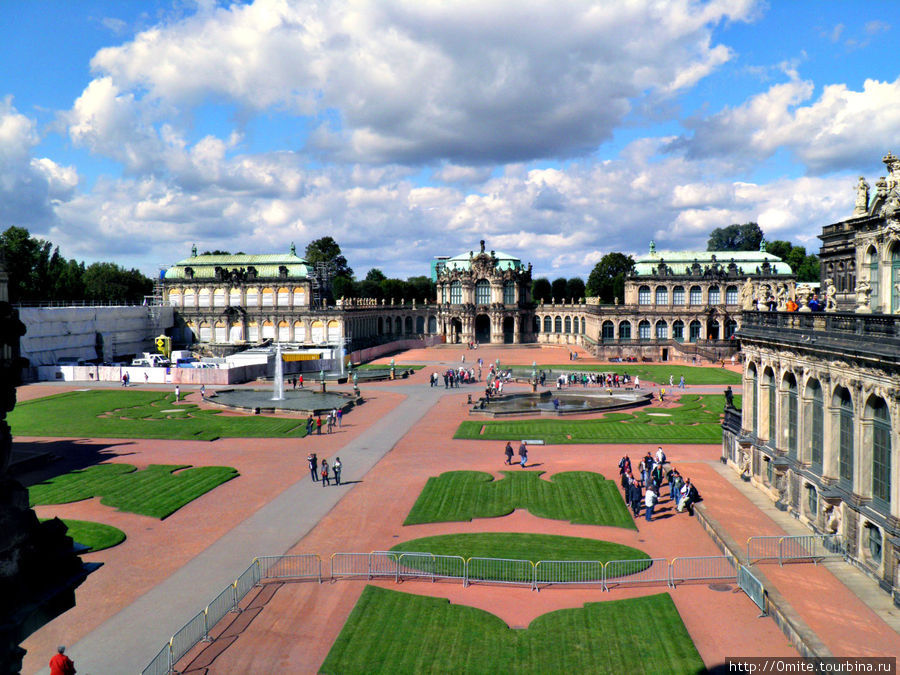 В плане дворцовый ансамбль Цвингера представляет собой квадратный двор 106 х 107м, образованный 6 двухэтажными павильонами и соединяющими их одноэтажными галереями. Дрезден, Германия
