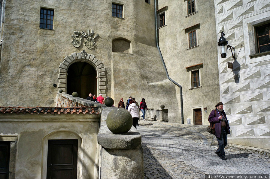 Проход в третий двор замка, украшенный гербами Чешский Крумлов, Чехия