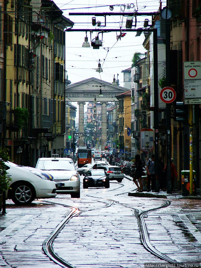Милан трамвайный город.
Весь центр покрыт сетью трамвайных линий, которые идут в спальные районы, есть и кольцевые маршруты. Милан, Италия