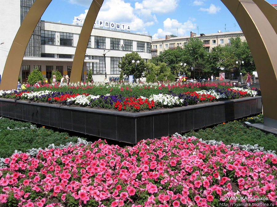 Цветы на Привокзальной площади. Харьков, Украина