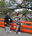 ... откуда пара колоритных японцев в национальных одеждах переходят в старый город