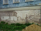 На доме нарисовано то, как он и улица выглядели 100 лет назад