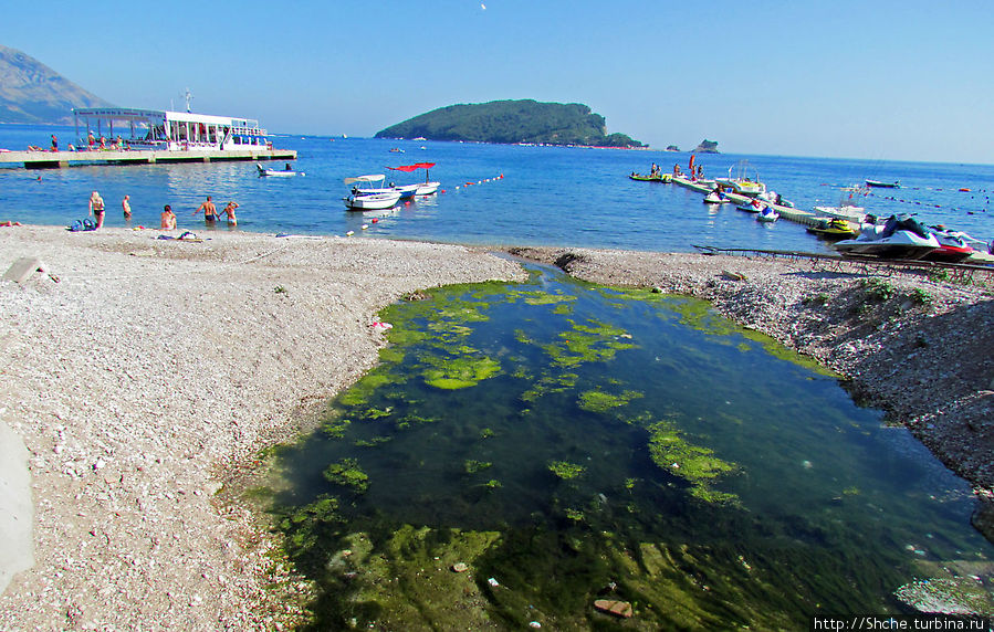 Пару раз встречается впадающая в море маленькая речушка Будва, Черногория