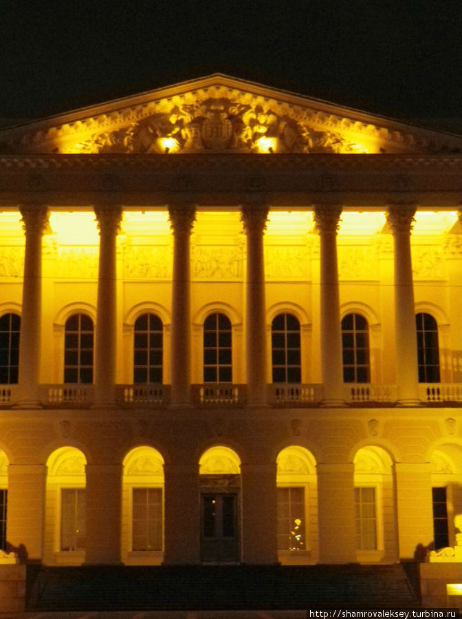 Золотая подсветка Михайловского дворца Санкт-Петербург, Россия