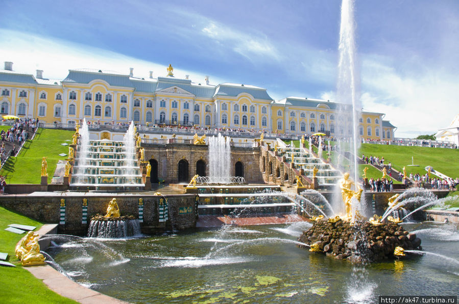Вид на дворец. Впереди фонтан Самсон Петергоф, Россия