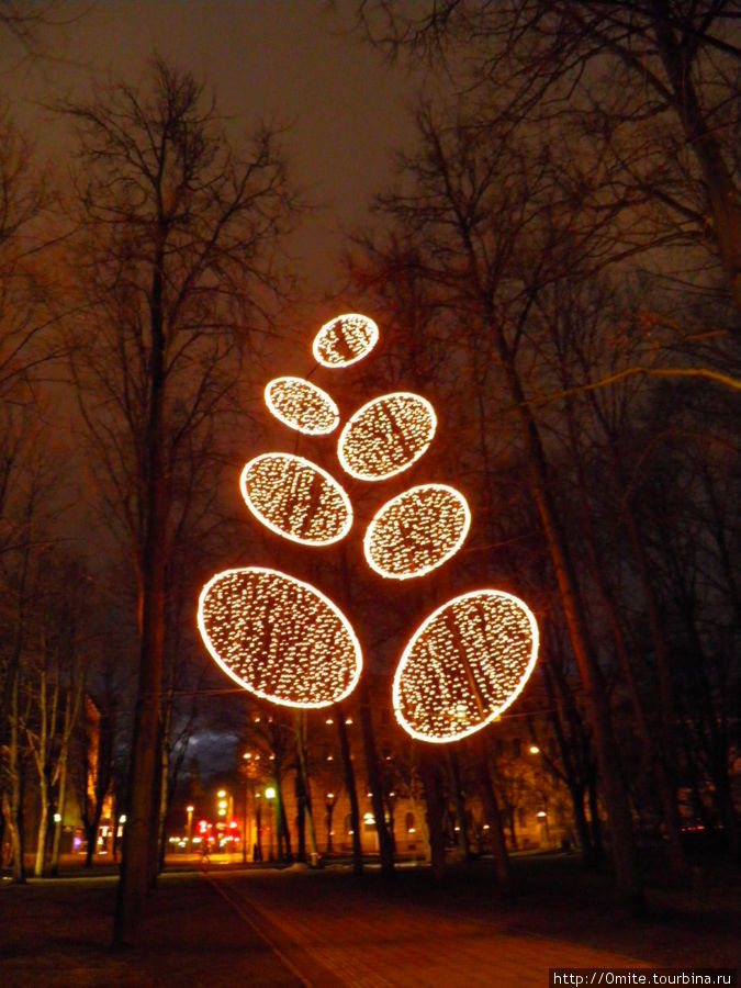 Летающая елочка на аллее между памятником Райнису и Академией художества. Рига, Латвия