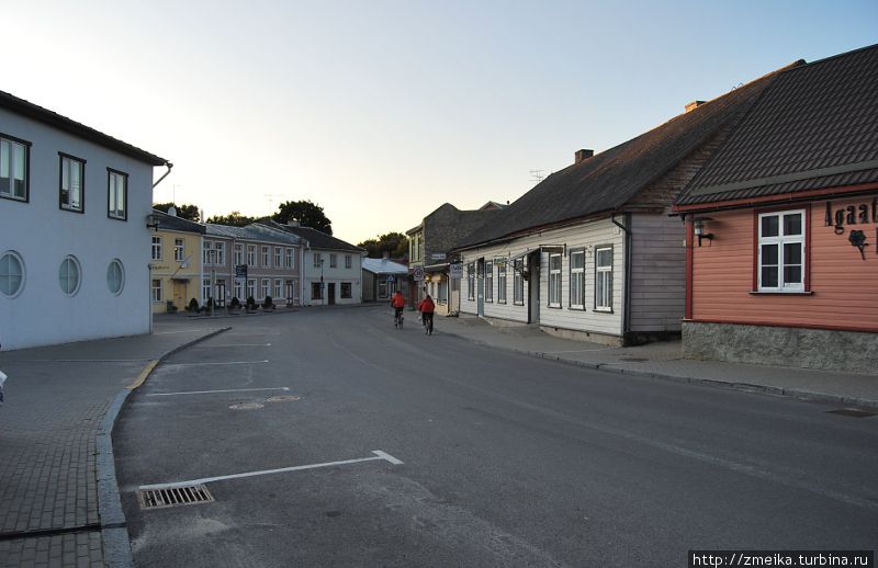 После 21 часа на улицах никого почти и не встретишь Хаапсалу, Эстония