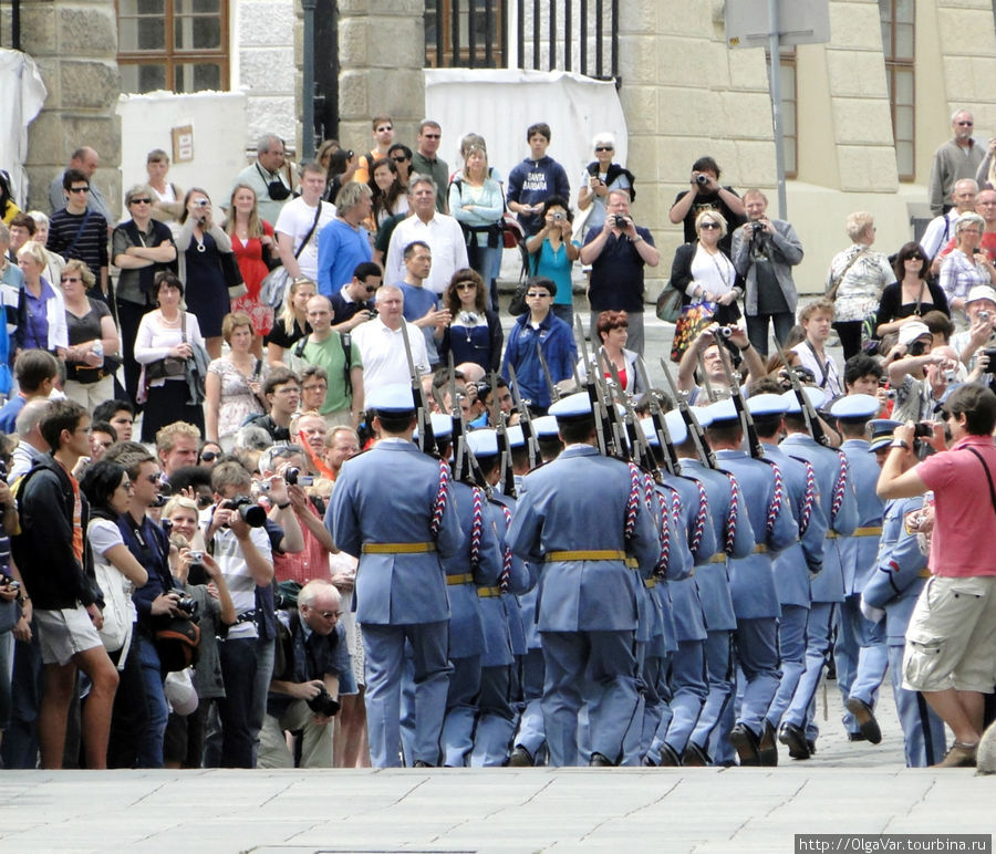 Кстати, в 2004 году чешская армия превратилась в полностью профессиональную организацию,  и обязательная военная служба была упразднена Прага, Чехия