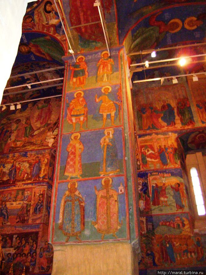 Роспись на столпе посвящена святым Русской земли Суздаль, Россия
