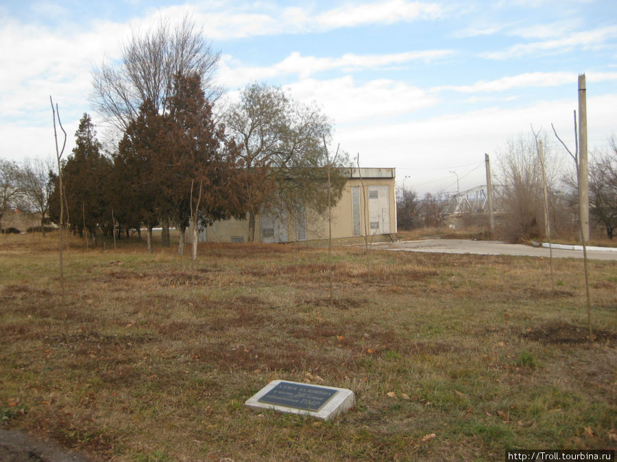 Скромная плита на месте захоронения Бендеры, Приднестровская Молдавская Республика