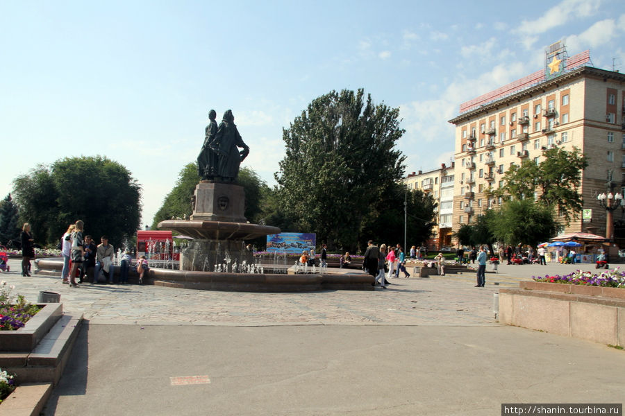 Площадь с фонтаном 